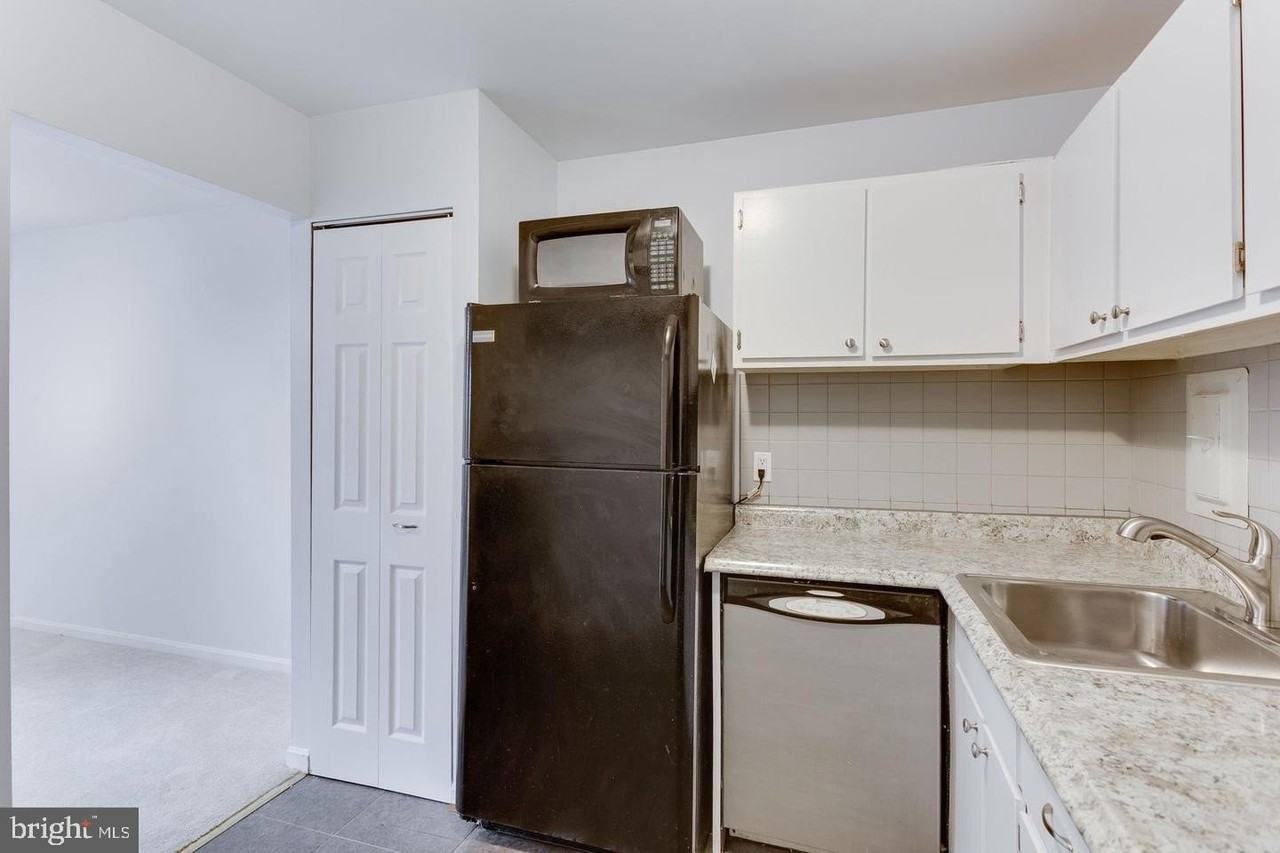 26 Canterbury Sq Apt 202 - Photo 3 of 20