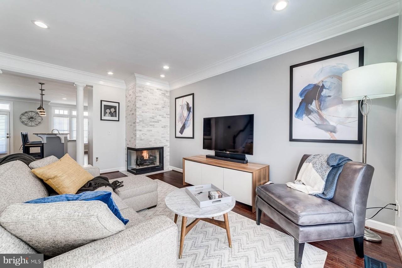 947 Harrison Cir - Photo 2 of 50