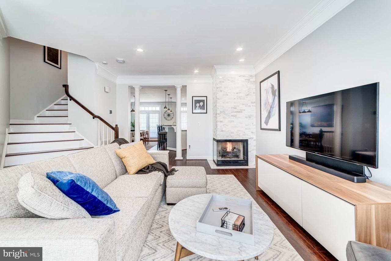 947 Harrison Cir - Photo 3 of 50