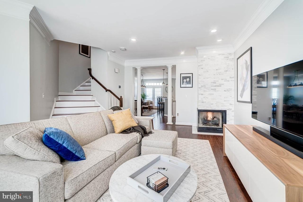 947 Harrison Cir - Photo 4 of 50