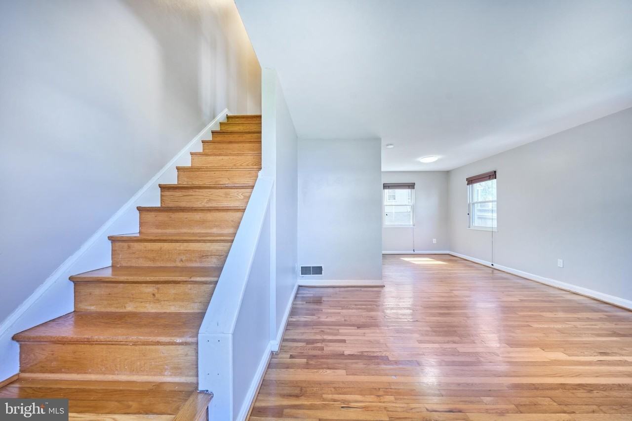 2319 Riverview Ter - Photo 3 of 50