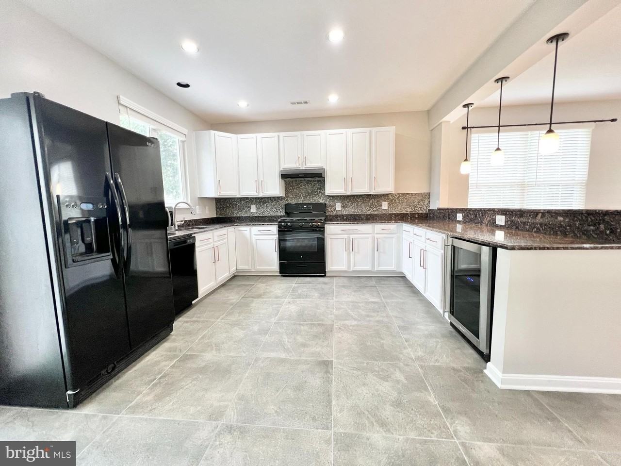 6400 Warren Point Ct - Photo 4 of 20