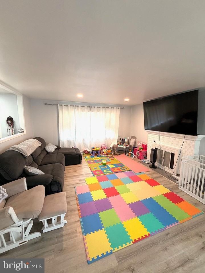 7410 Dickenson St - Photo 2 of 15