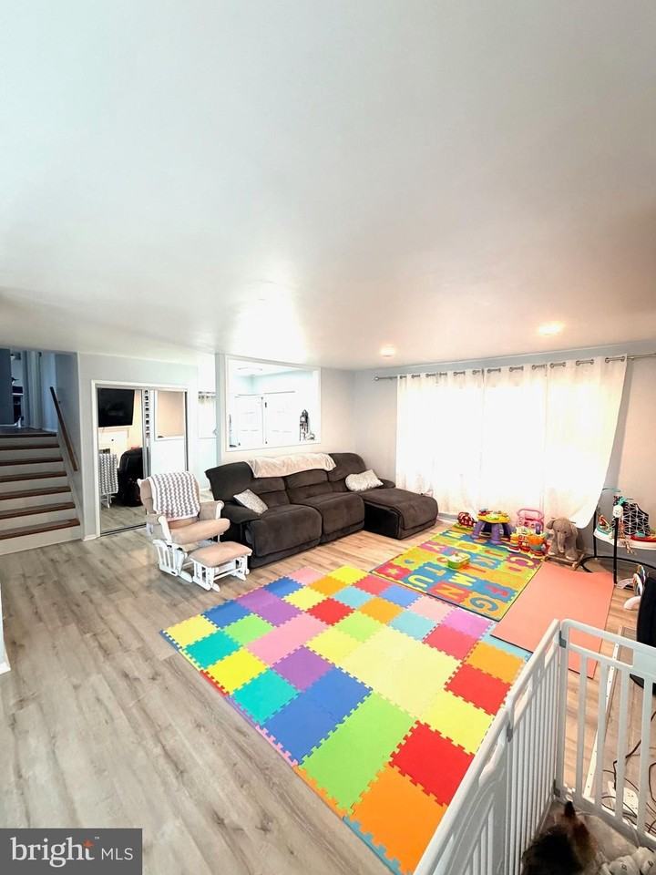 7410 Dickenson St - Photo 3 of 15