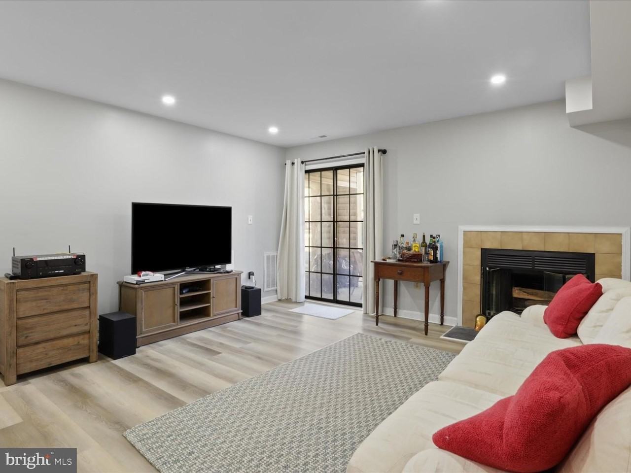 6908B Mary Caroline Cir Unit B - Photo 4 of 21