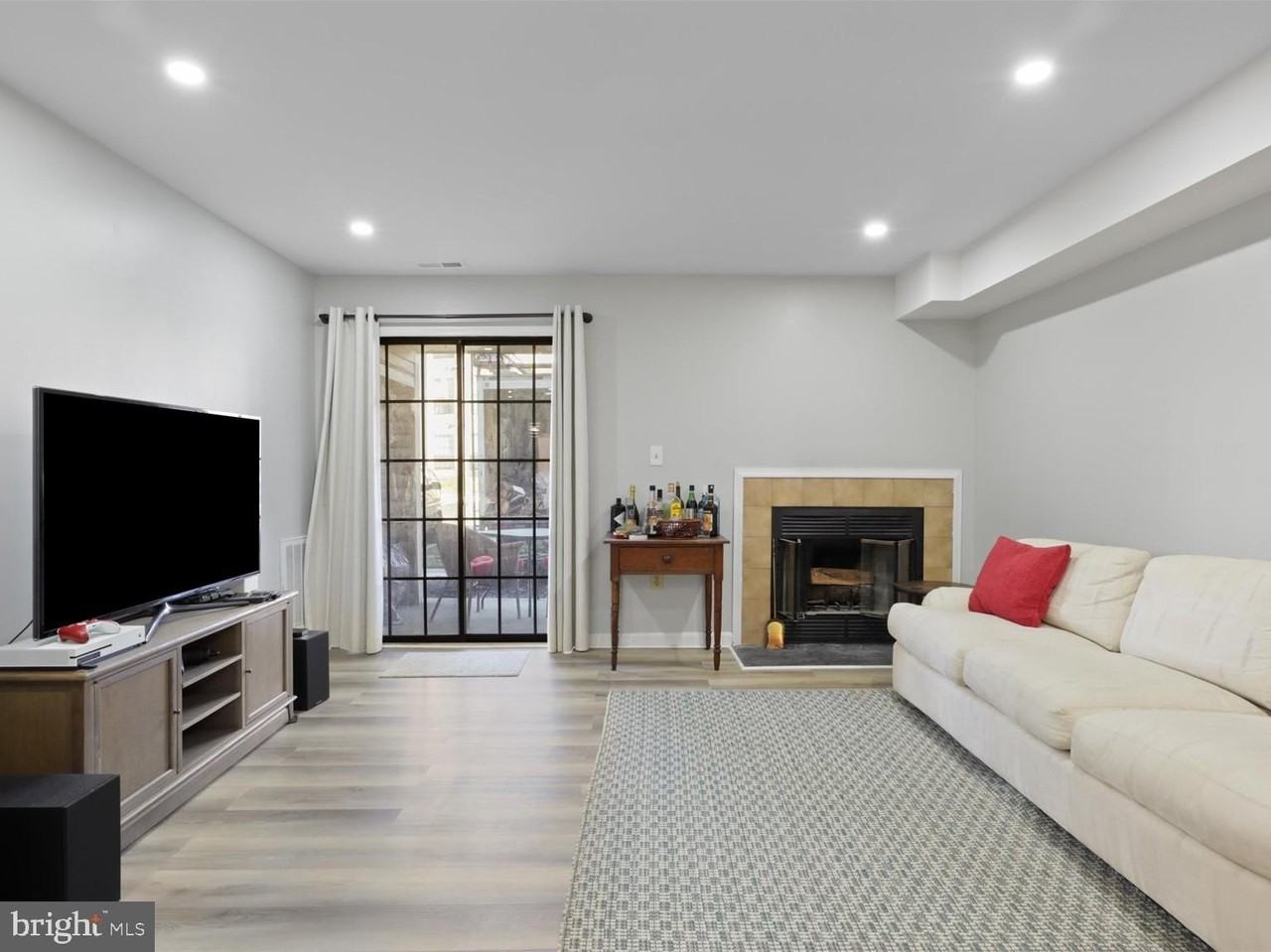 6908B Mary Caroline Cir Unit B - Photo 5 of 21