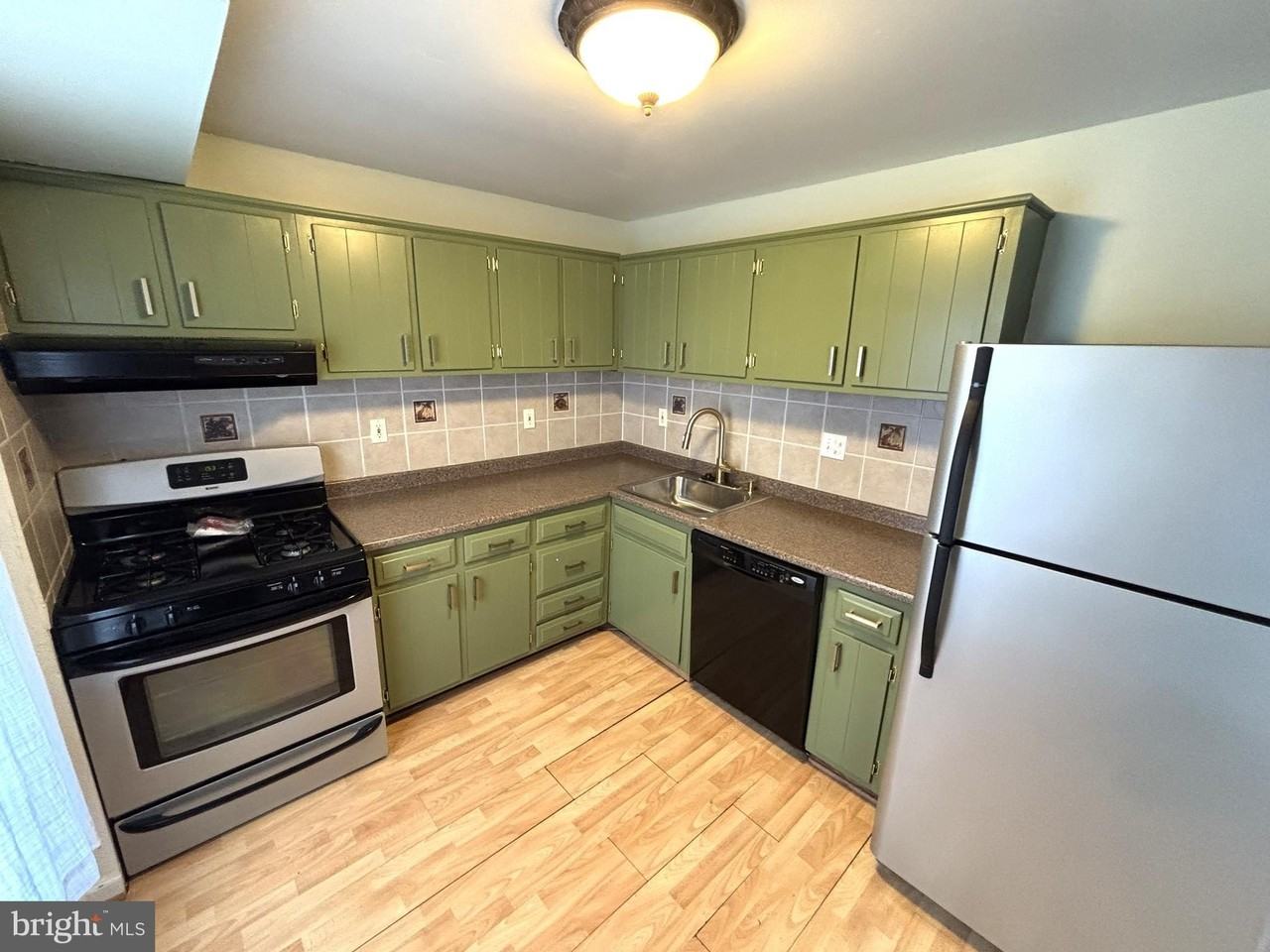 8104 Oaklake Ct - Photo 7 of 15