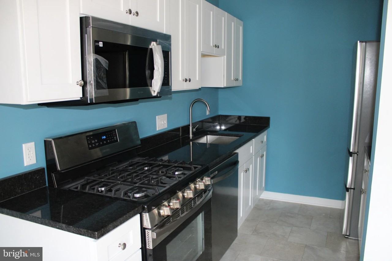 2754 Hollywood Rd Apt 101 - Photo 2 of 10