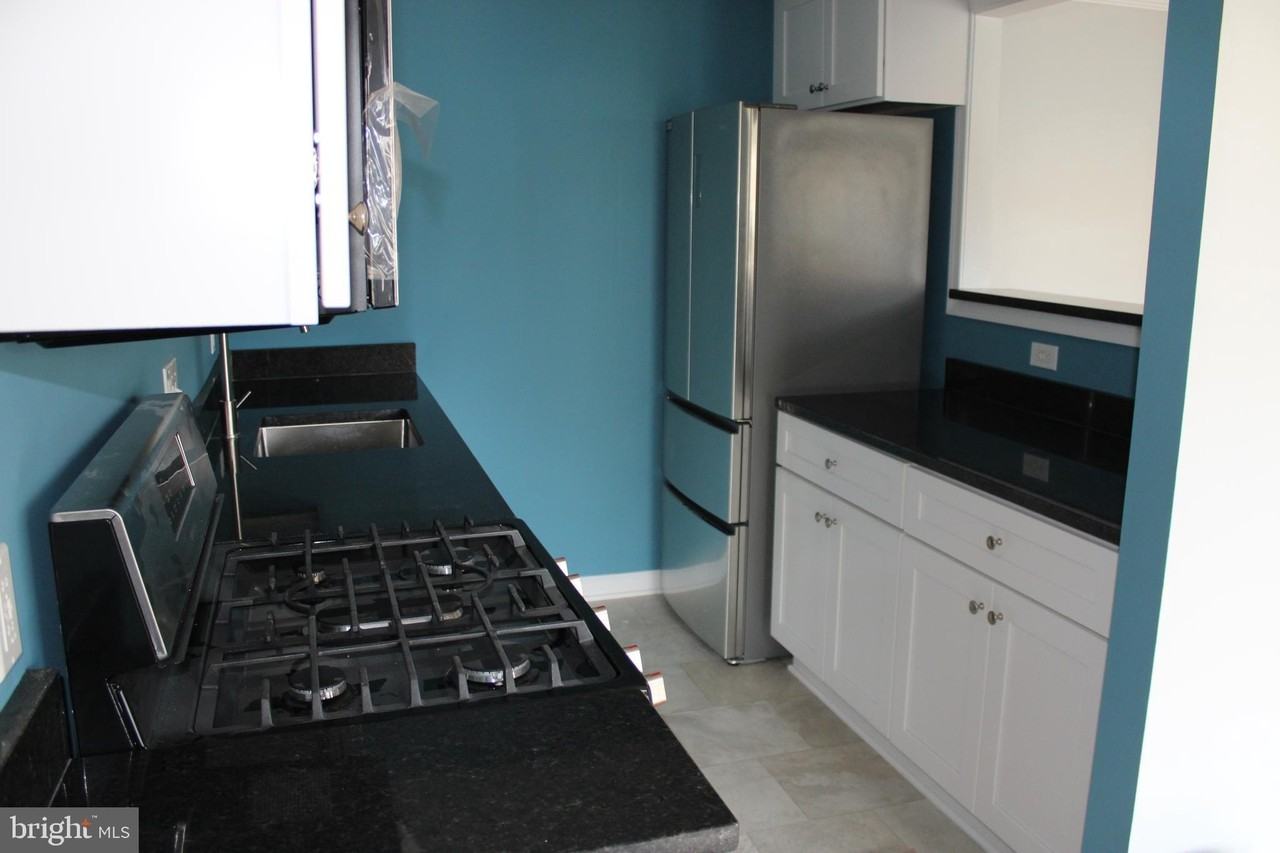 2754 Hollywood Rd Apt 101 - Photo 3 of 10