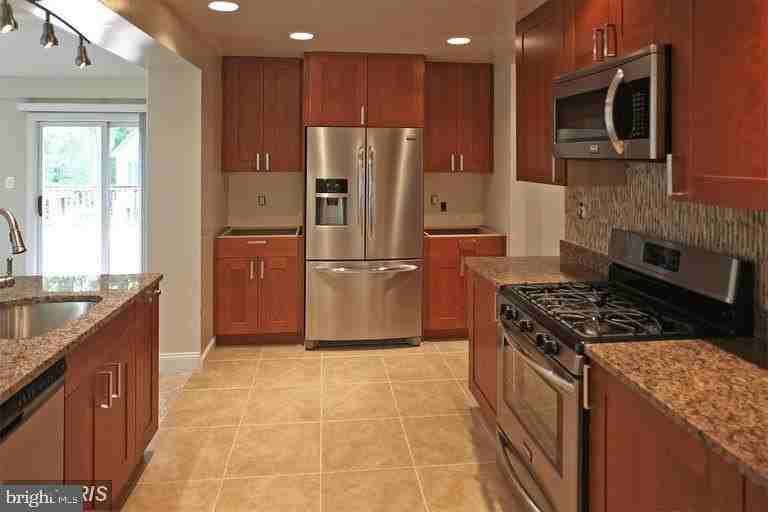 1318 Mayflower Dr - Photo 4 of 22