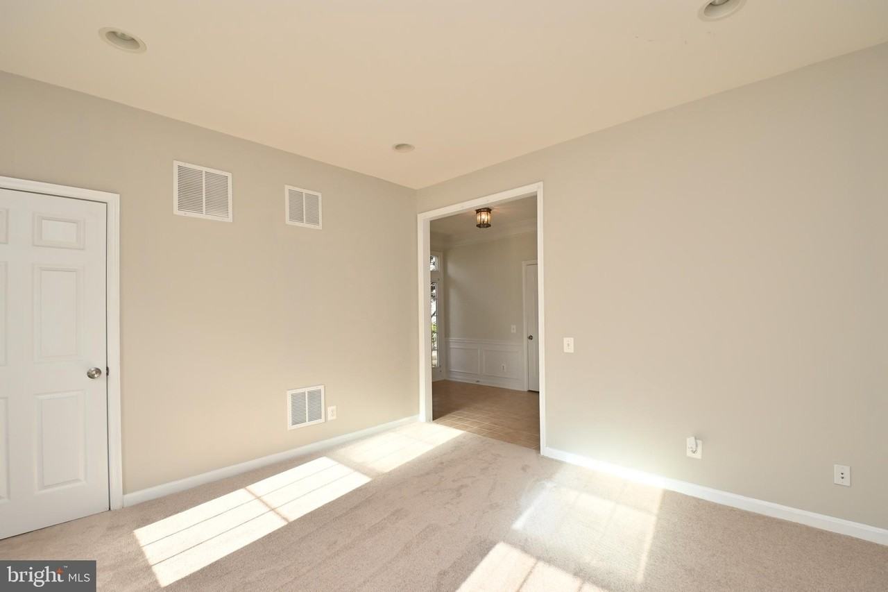 5027 Village Fountain Pl - Photo 5 of 39