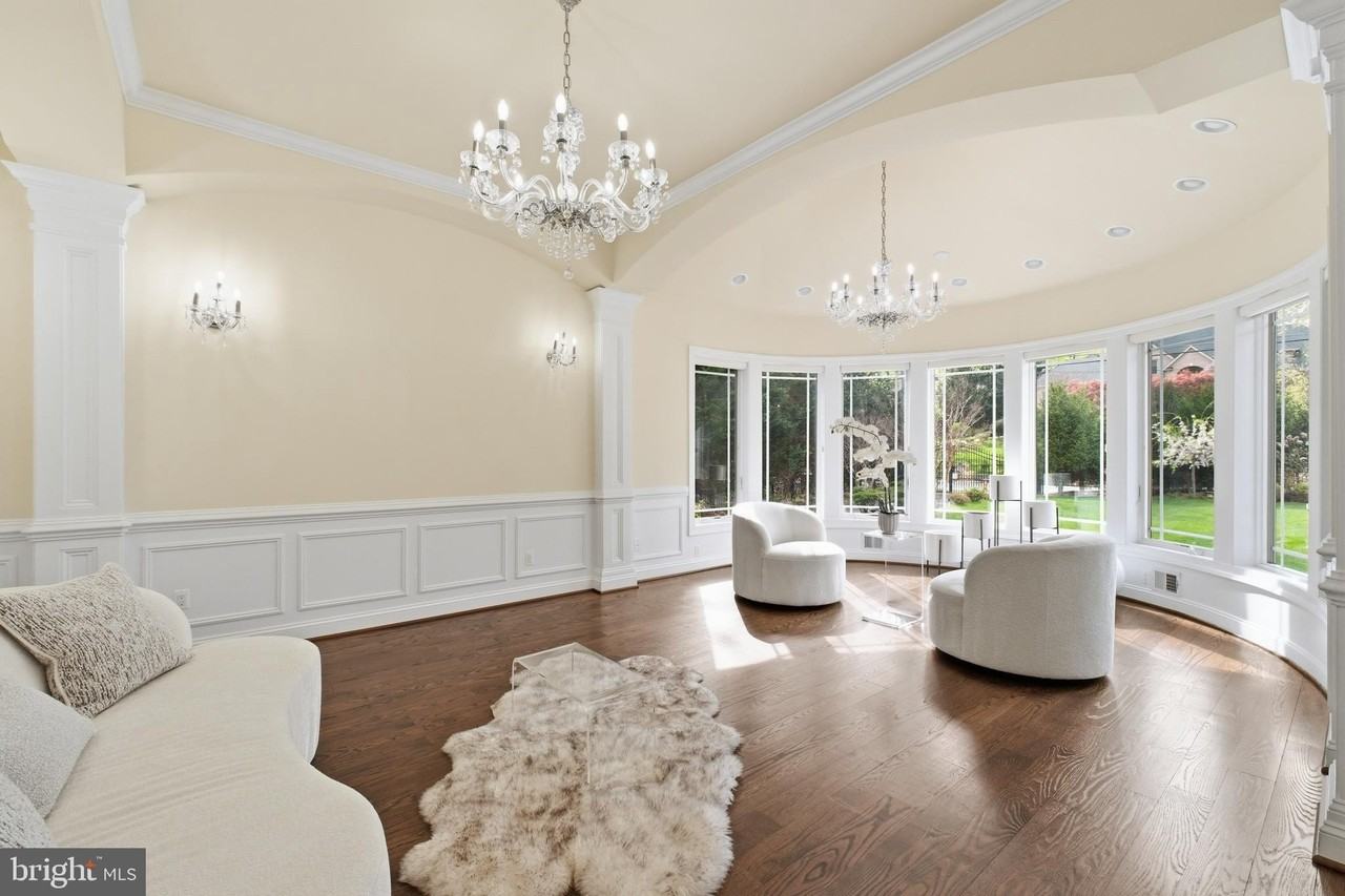 8735 Brook Rd - Photo 6 of 20