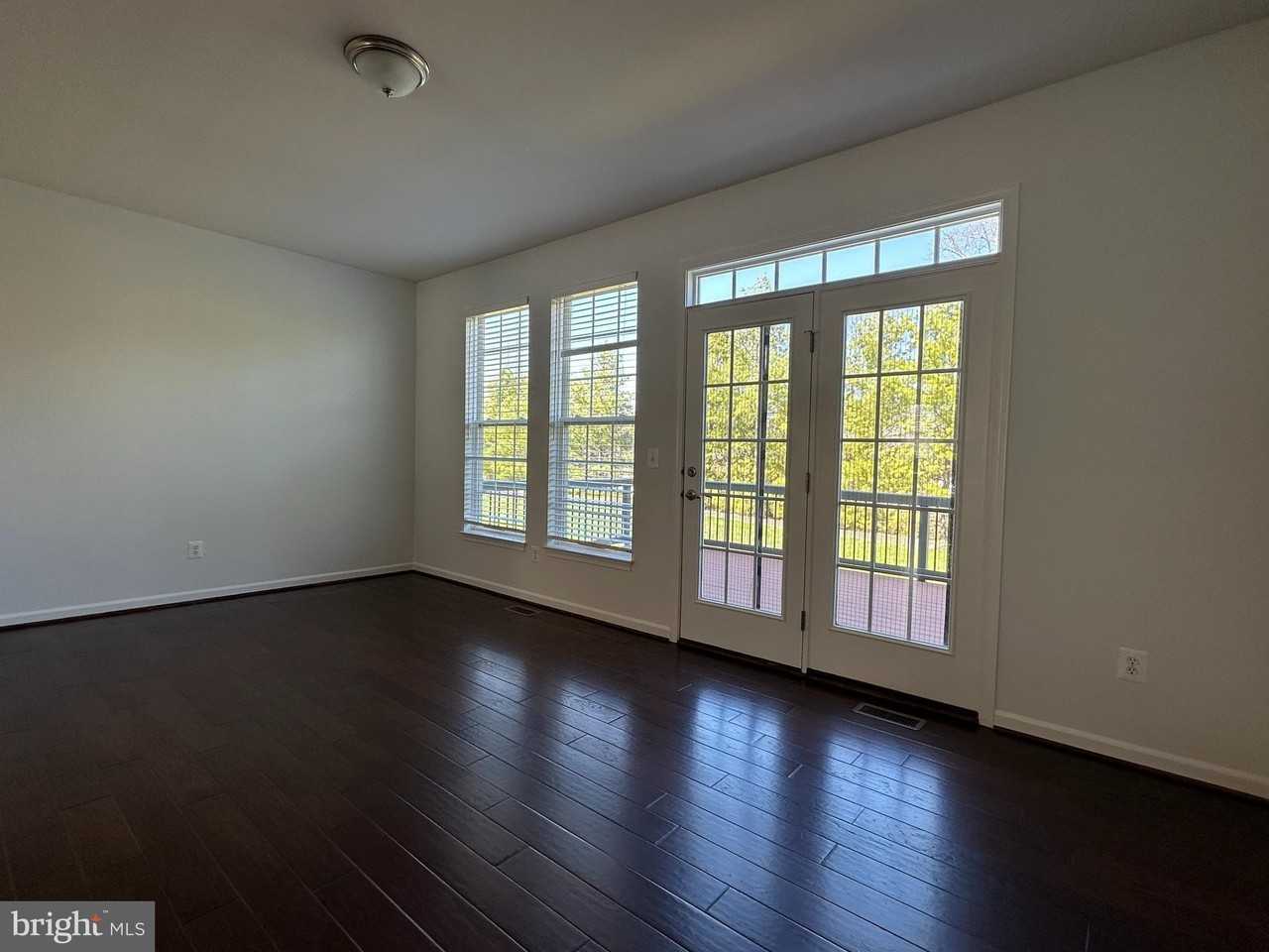 25274 Gothic Sq - Photo 5 of 36