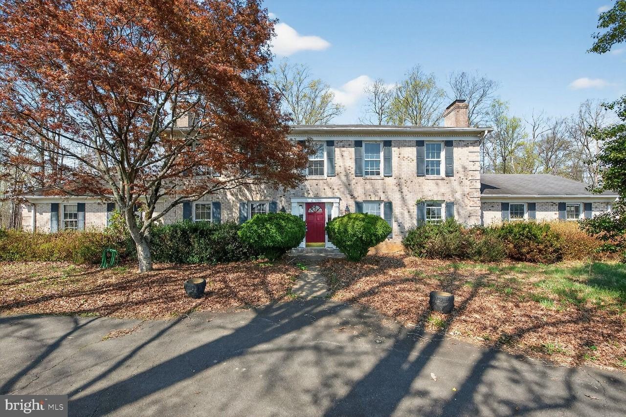 21733 Oatlands Rd - Photo 2 of 50