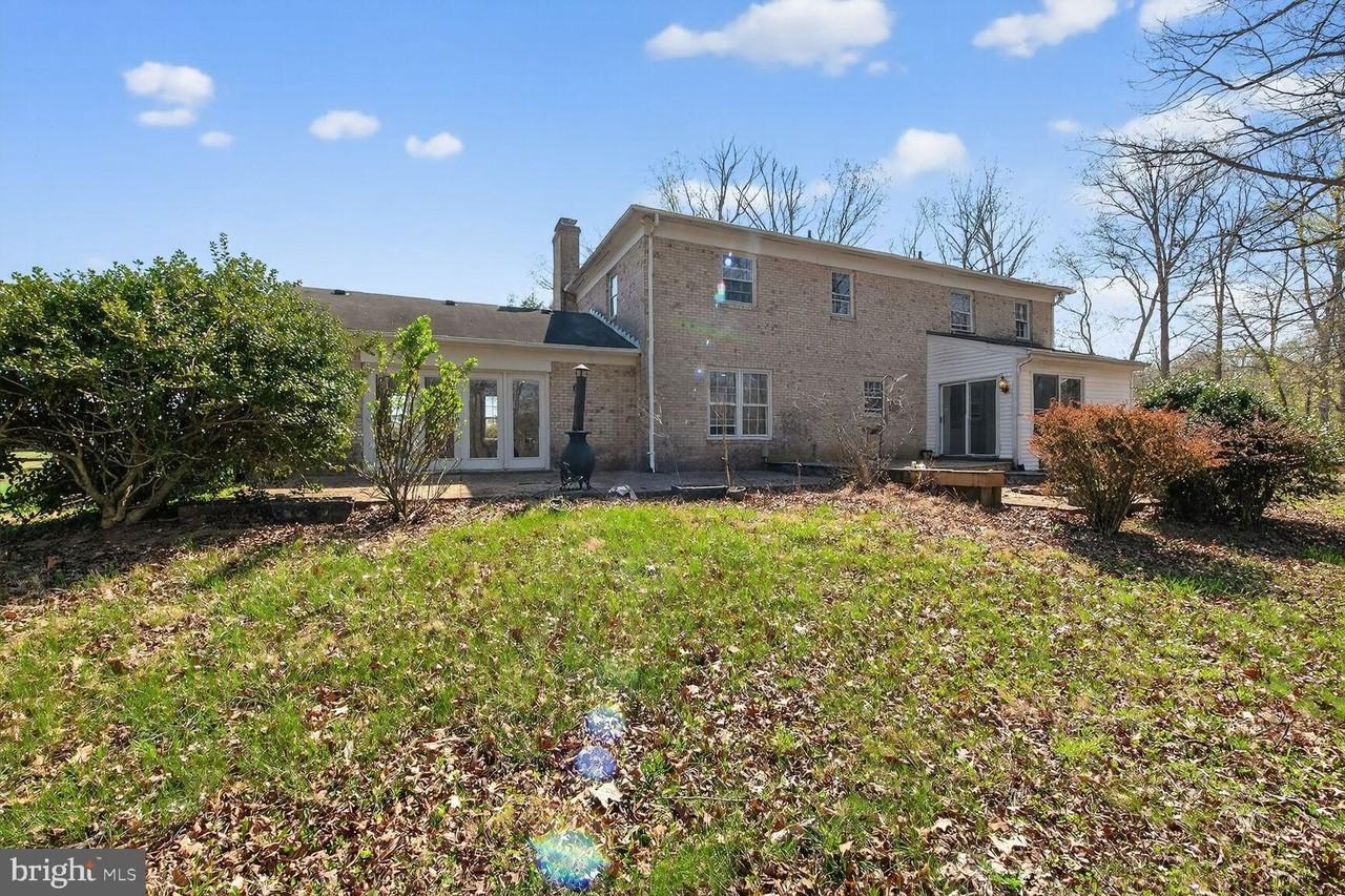 21733 Oatlands Rd - Photo 3 of 50