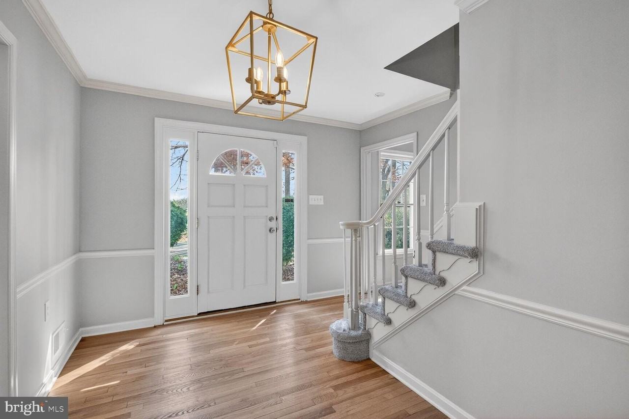 21733 Oatlands Rd - Photo 4 of 50