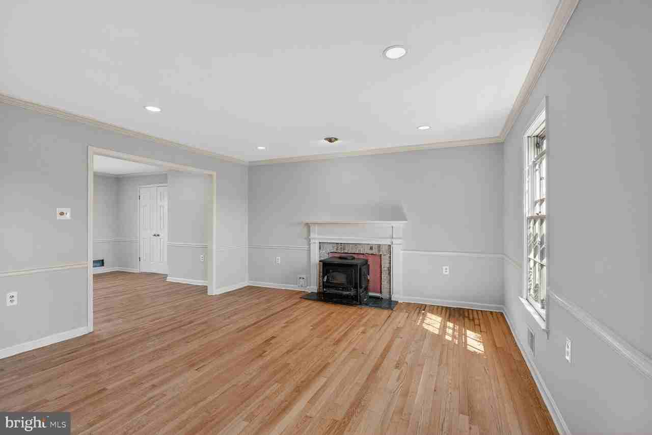 21733 Oatlands Rd - Photo 5 of 50