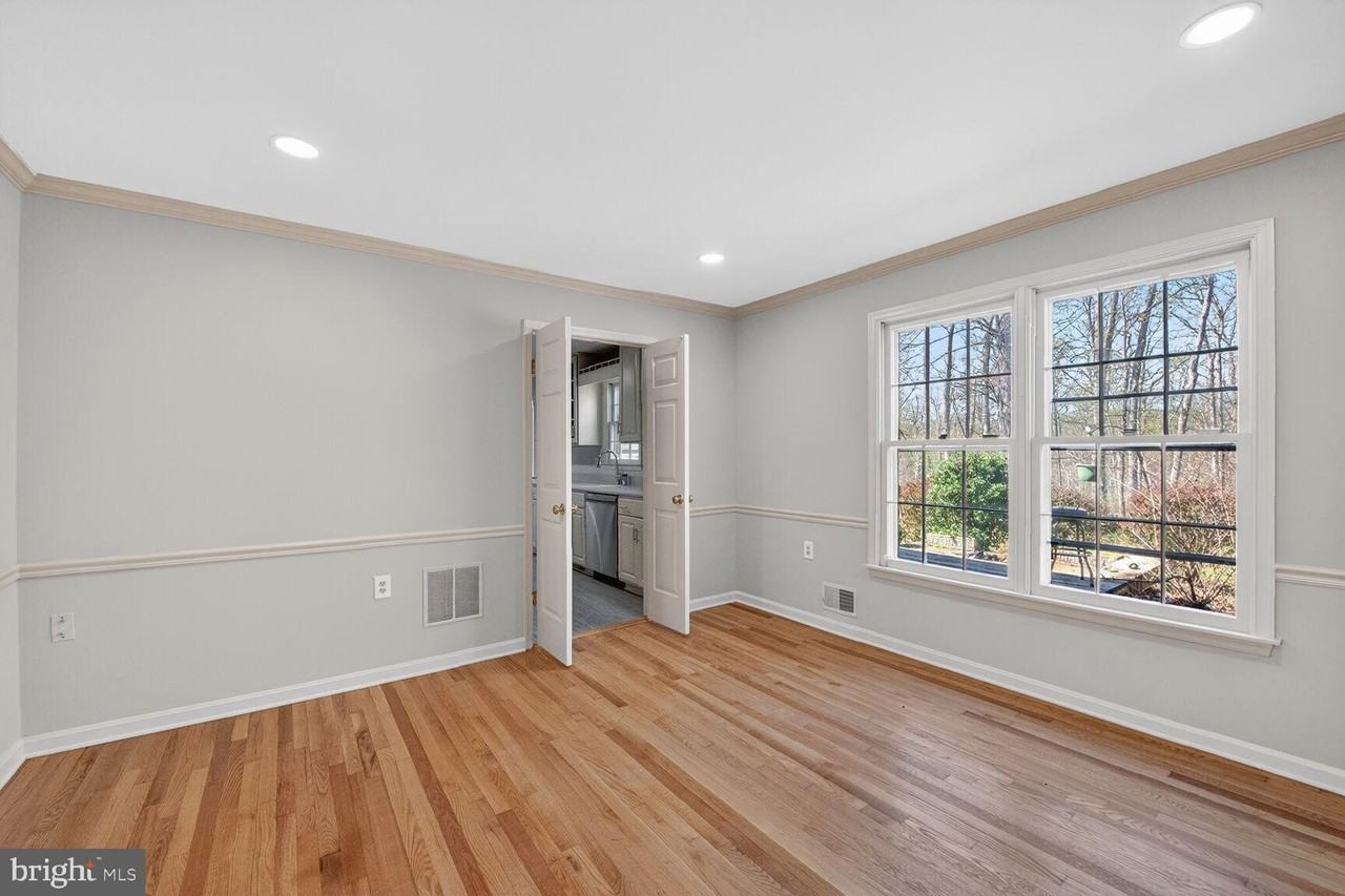 21733 Oatlands Rd - Photo 6 of 50