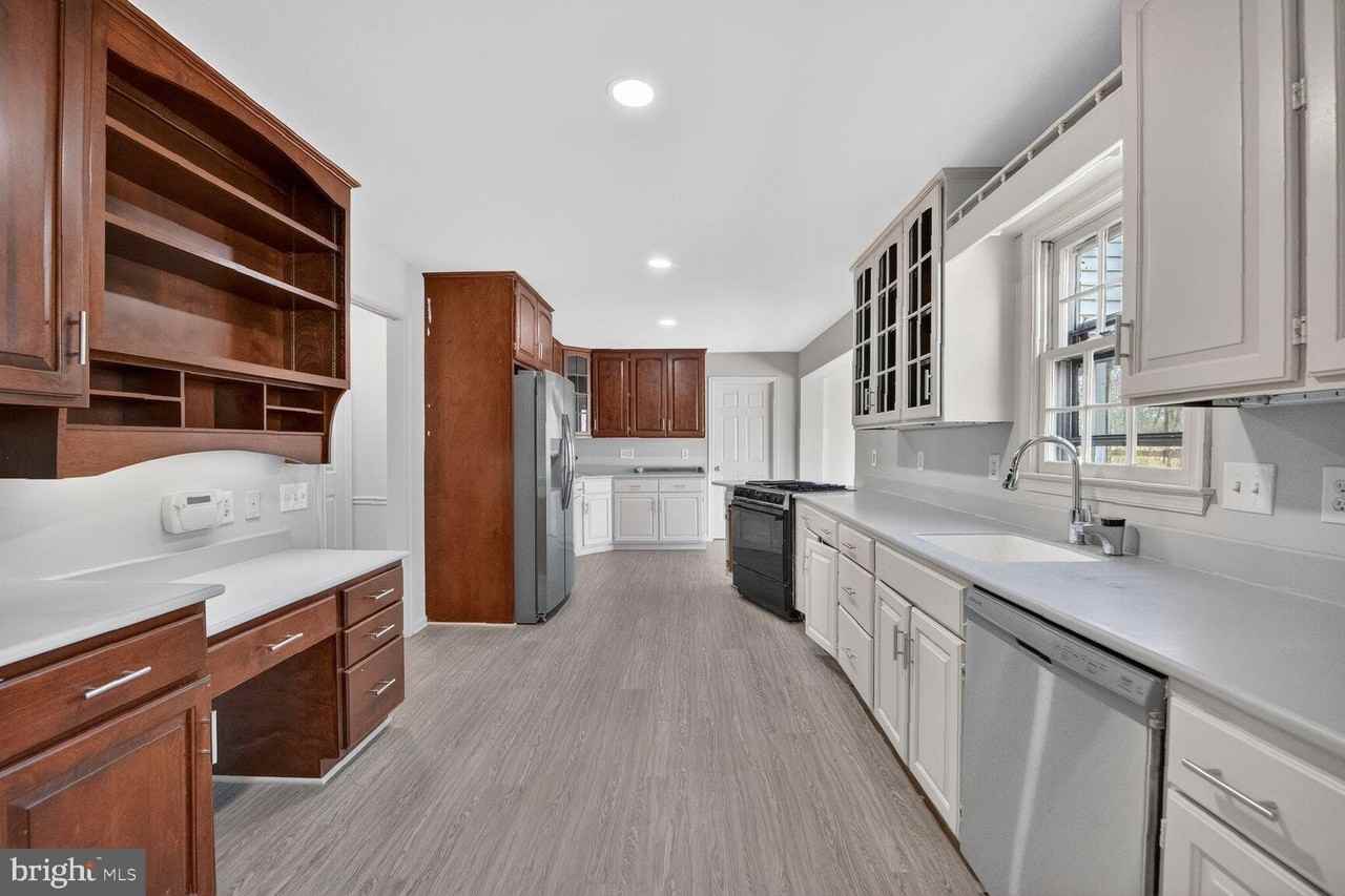 21733 Oatlands Rd - Photo 7 of 50