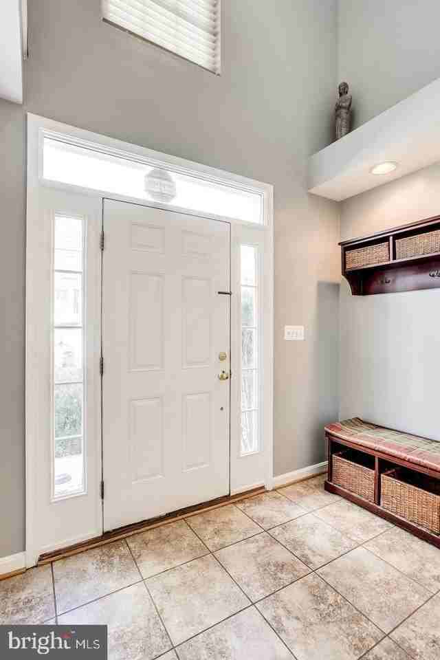 25242 Dunvegan Sq - Photo 3 of 35