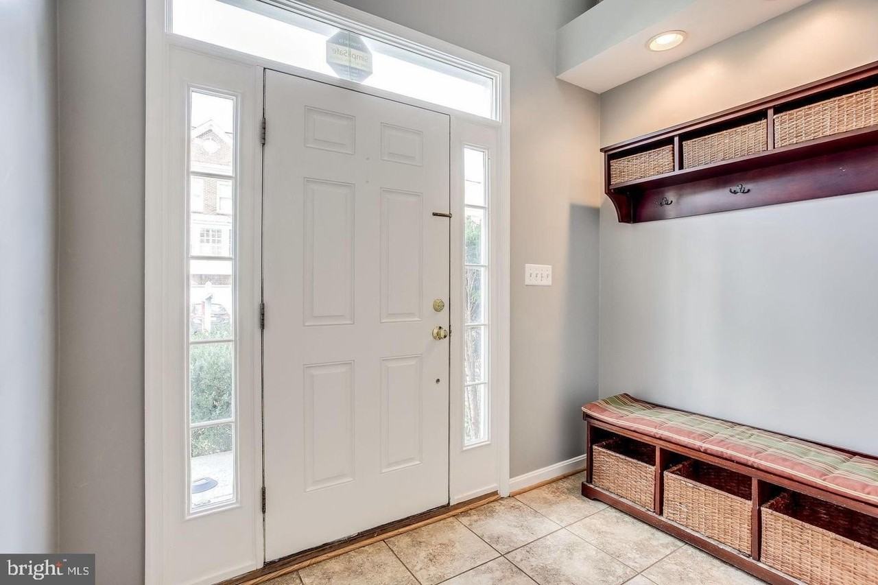 25242 Dunvegan Sq - Photo 4 of 35