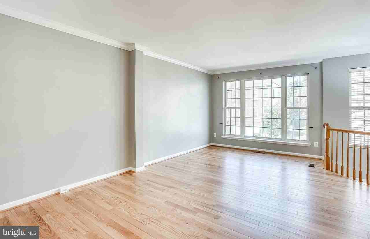 25242 Dunvegan Sq - Photo 5 of 35