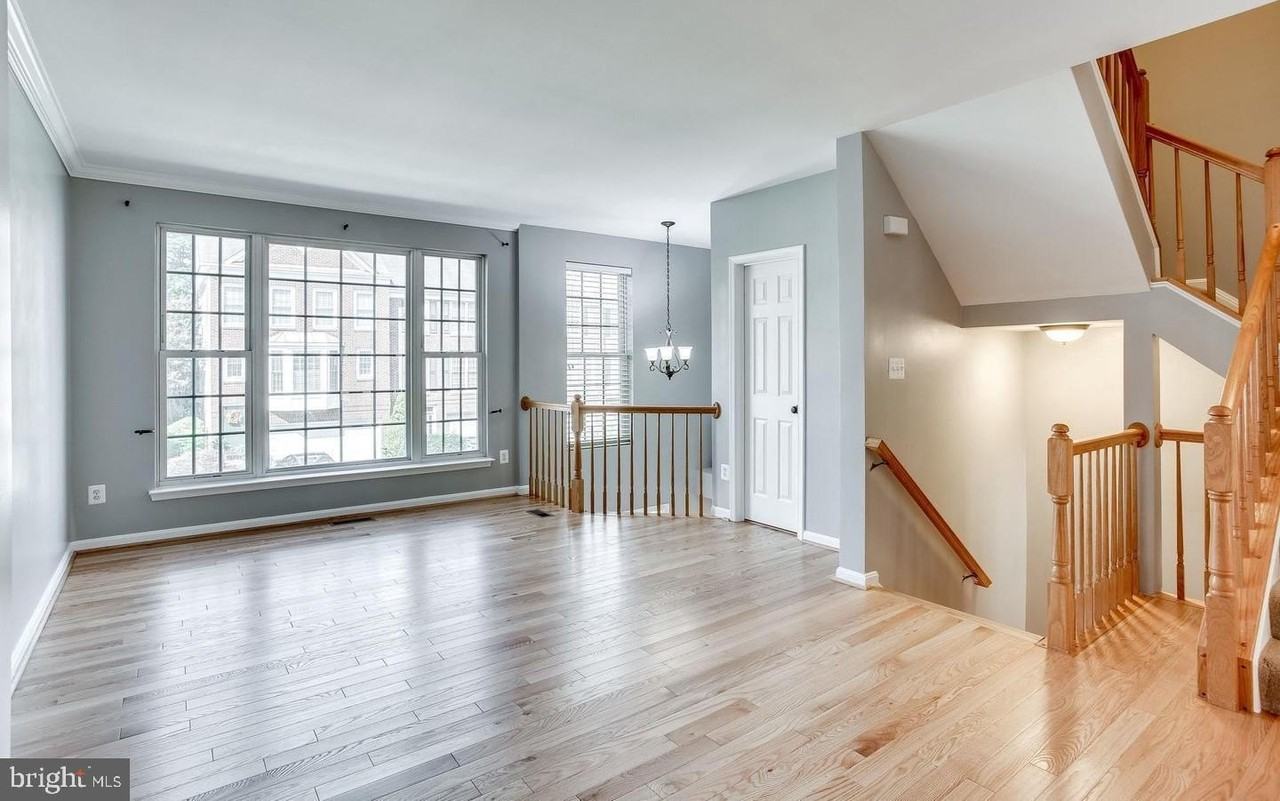 25242 Dunvegan Sq - Photo 6 of 35