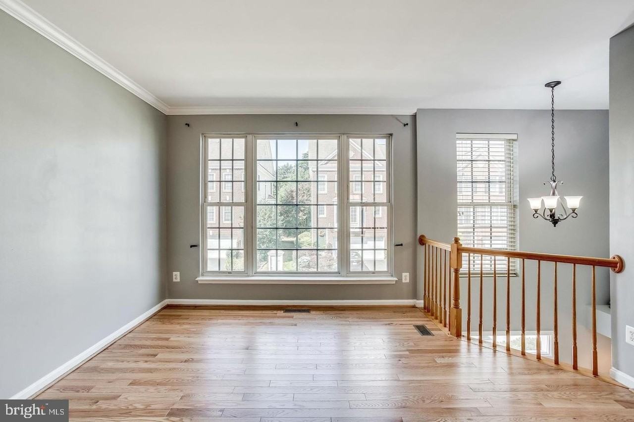 25242 Dunvegan Sq - Photo 7 of 35