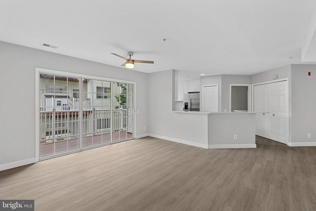 21850 Locomotive Ter #202 - Photo 2 of 36