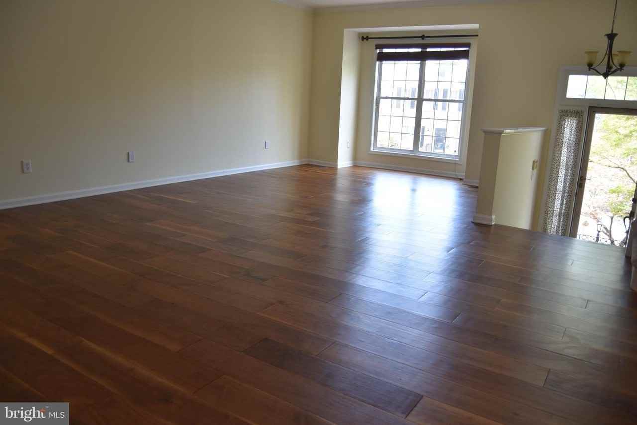 44037 Kings Arms Sq - Photo 2 of 17