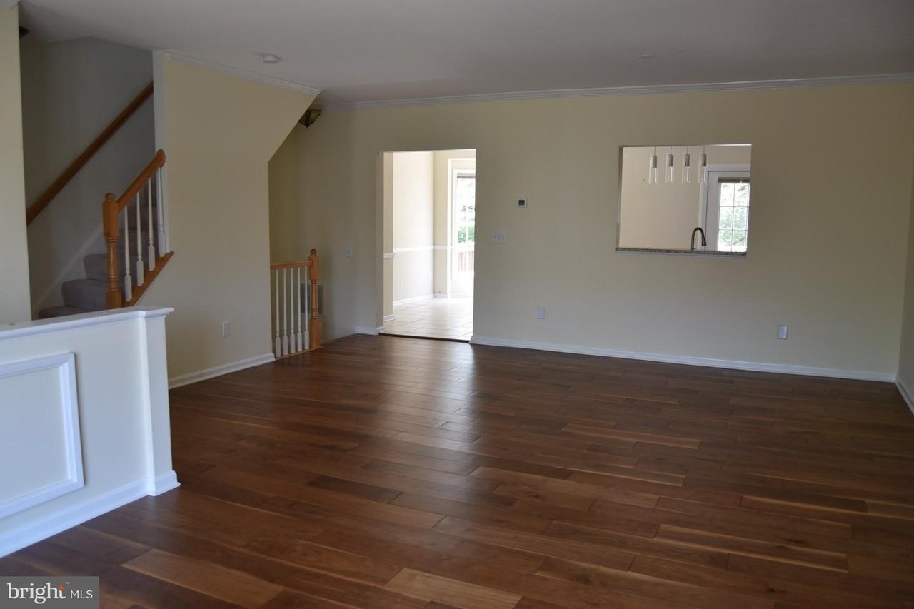 44037 Kings Arms Sq - Photo 3 of 17