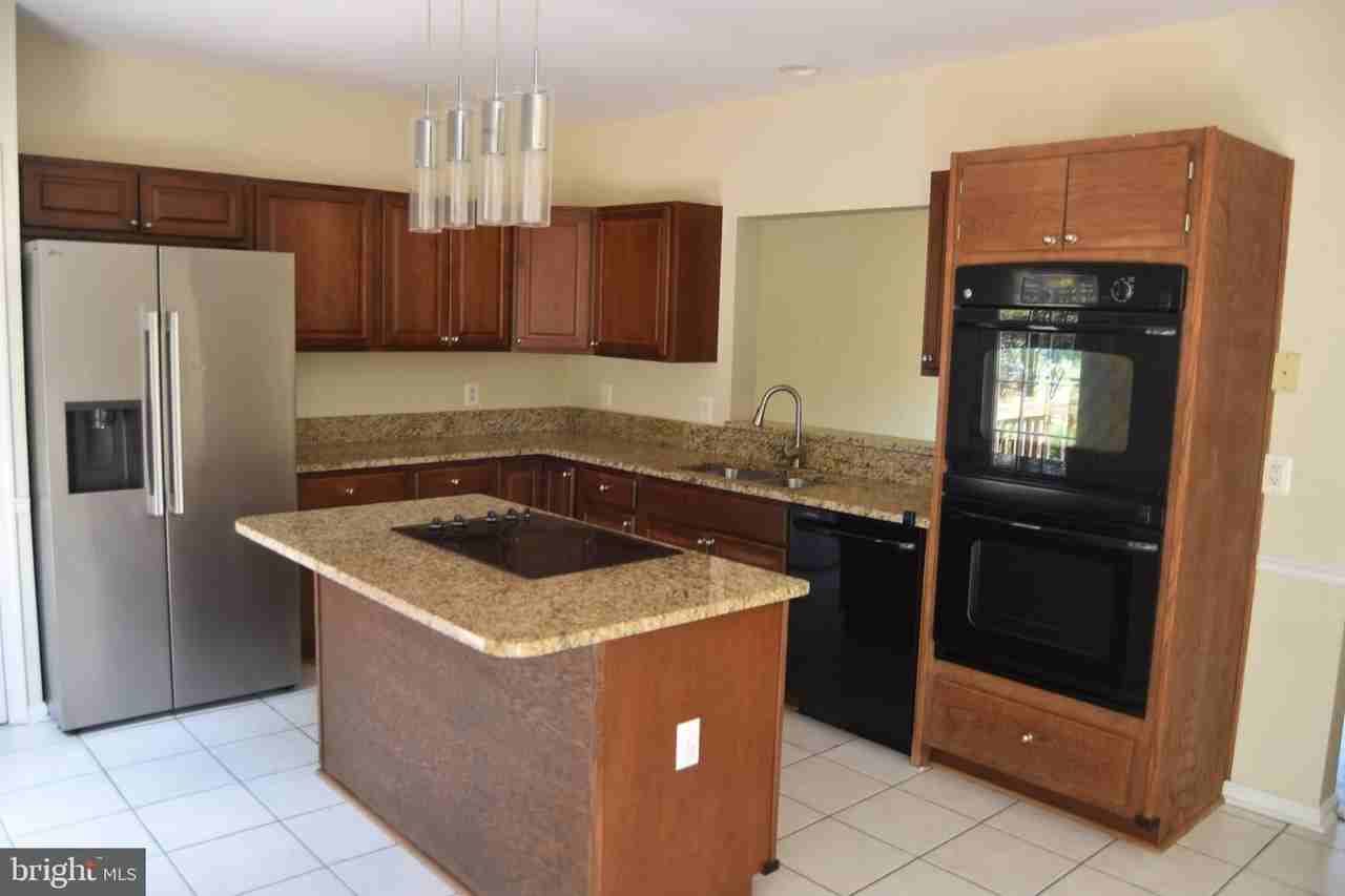 44037 Kings Arms Sq - Photo 4 of 17