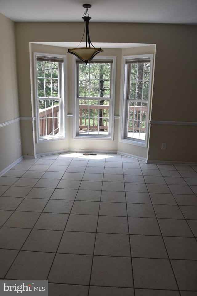 44037 Kings Arms Sq - Photo 5 of 17