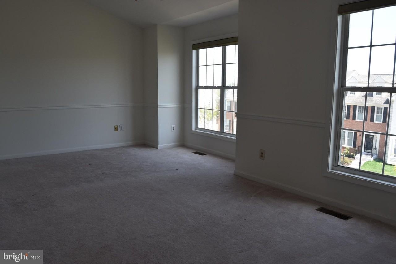 44037 Kings Arms Sq - Photo 7 of 17