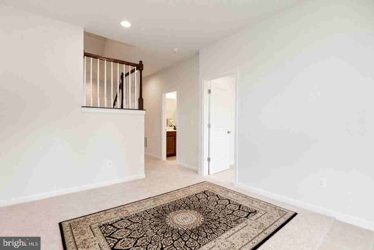 42482 Dogwood Glen Sq - Photo 3 of 32