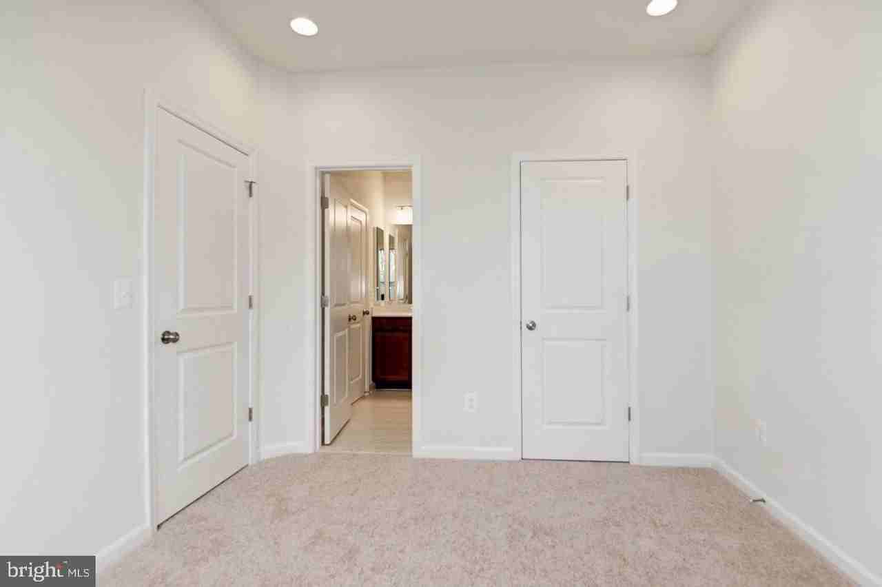 42482 Dogwood Glen Sq - Photo 4 of 32