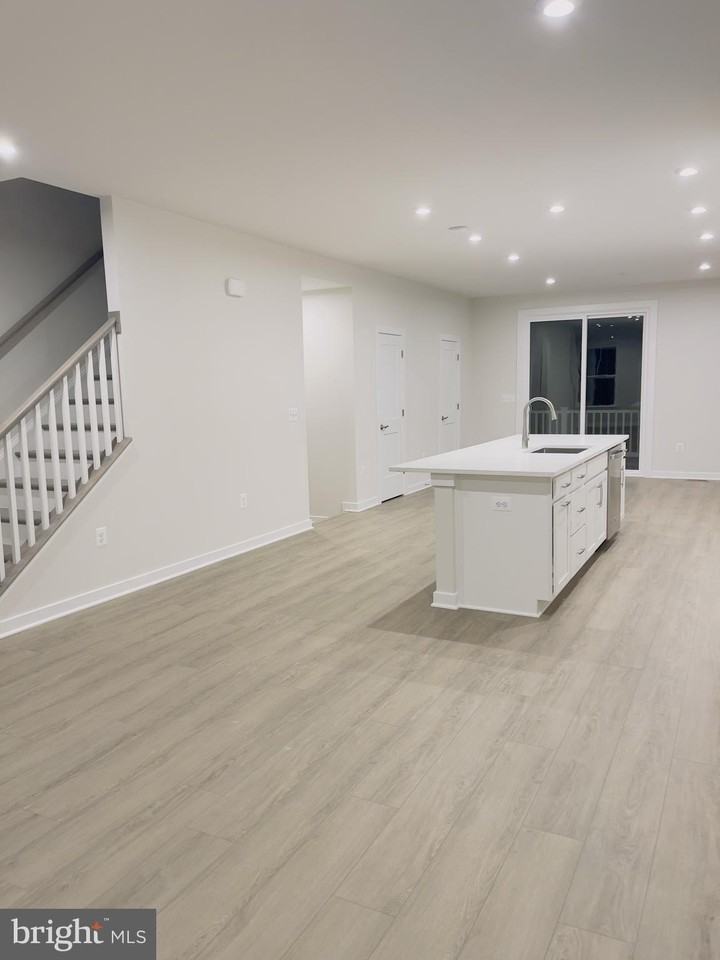 24158 Thurso Sq - Photo 3 of 15