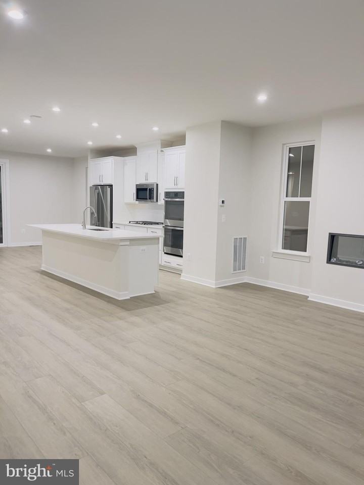 24158 Thurso Sq - Photo 4 of 15