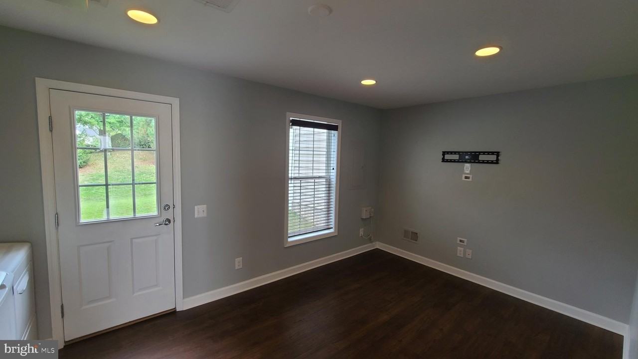 42711 Wilmar Sq - Photo 3 of 23