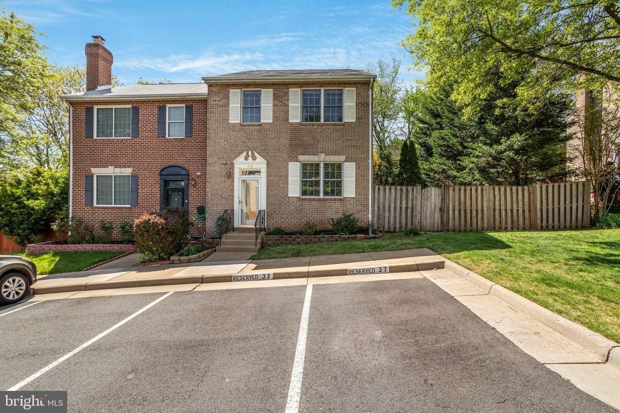 219 Beacon Dr - Photo 2 of 21