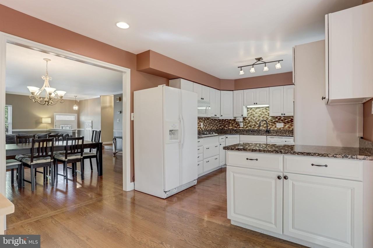 219 Beacon Dr - Photo 7 of 21