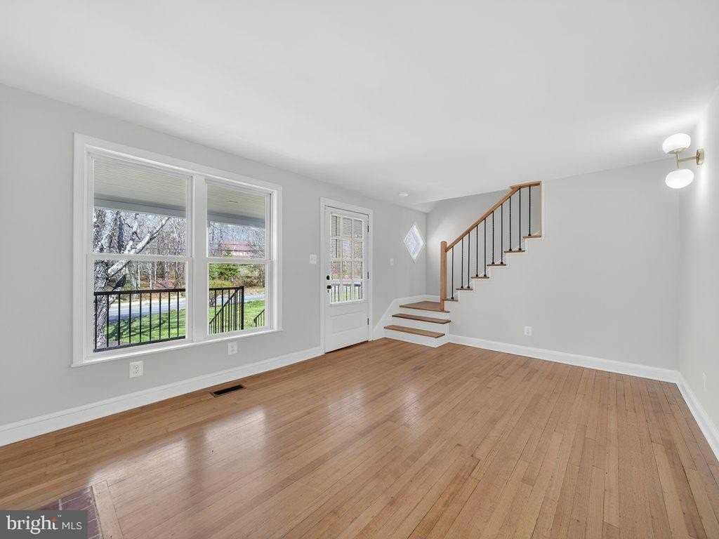 9325 Brentsville Rd - Photo 4 of 47