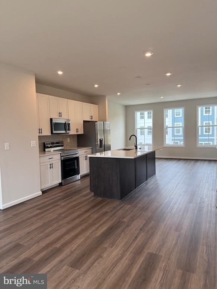 7715 Harlow Cir - Photo 4 of 28