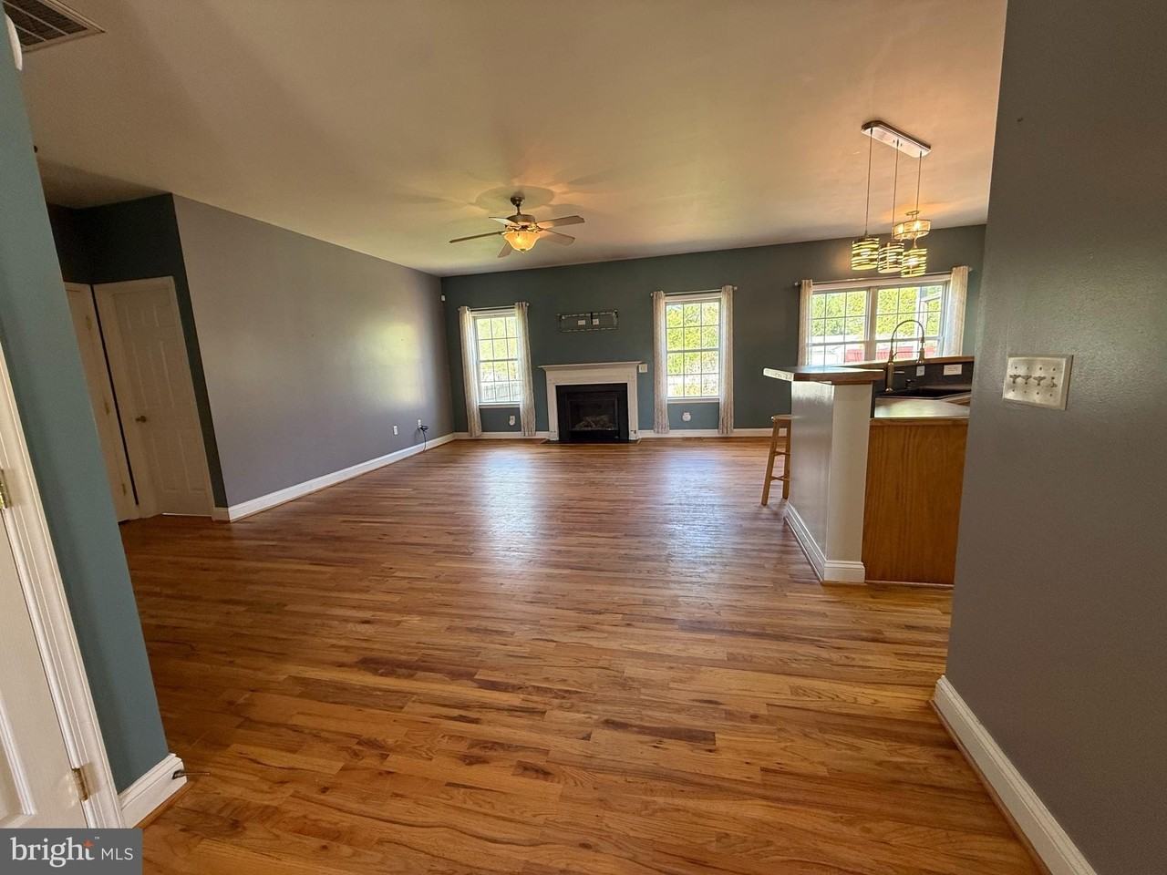 220 Barnes Blvd - Photo 2 of 27