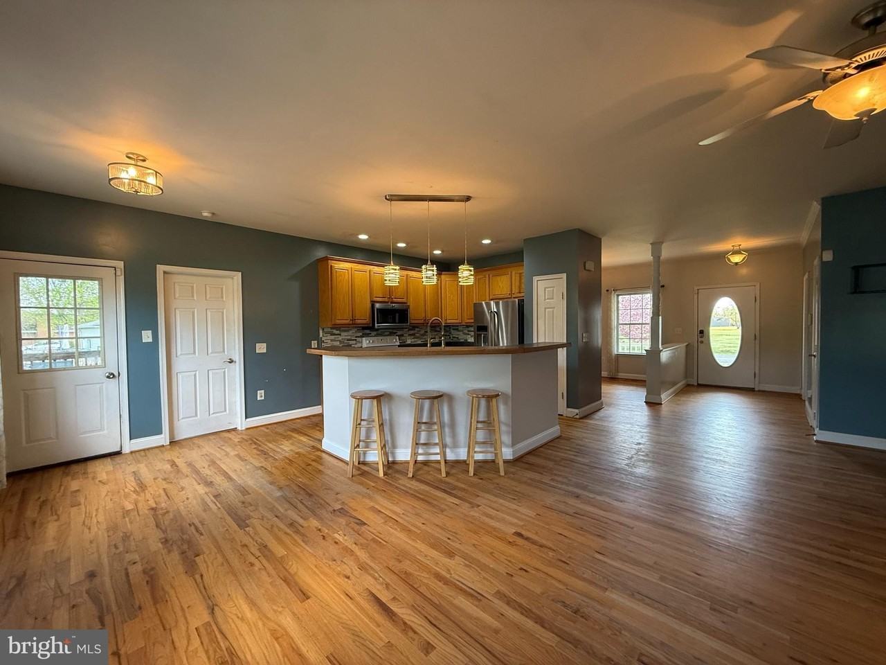 220 Barnes Blvd - Photo 3 of 27