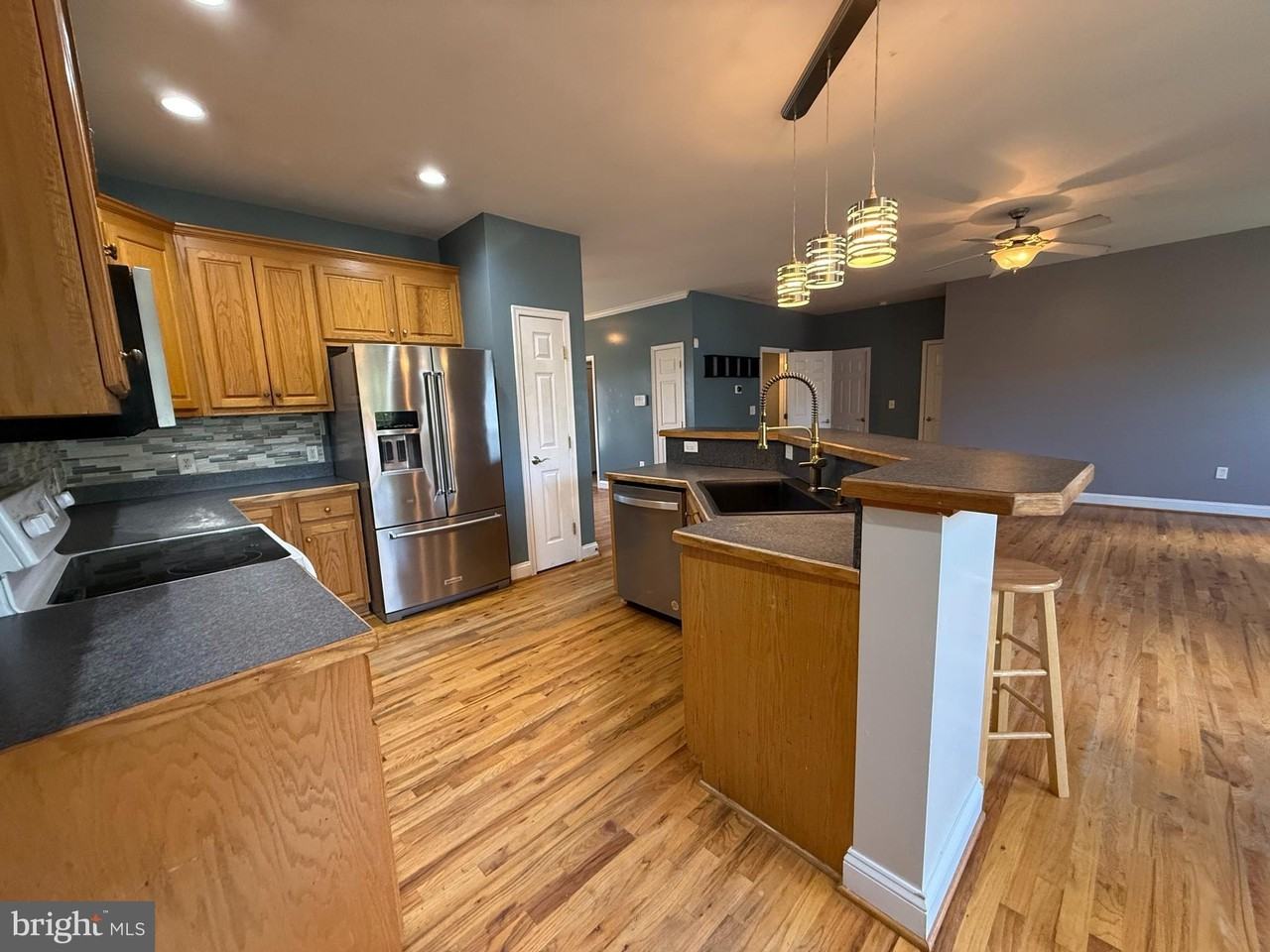 220 Barnes Blvd - Photo 5 of 27