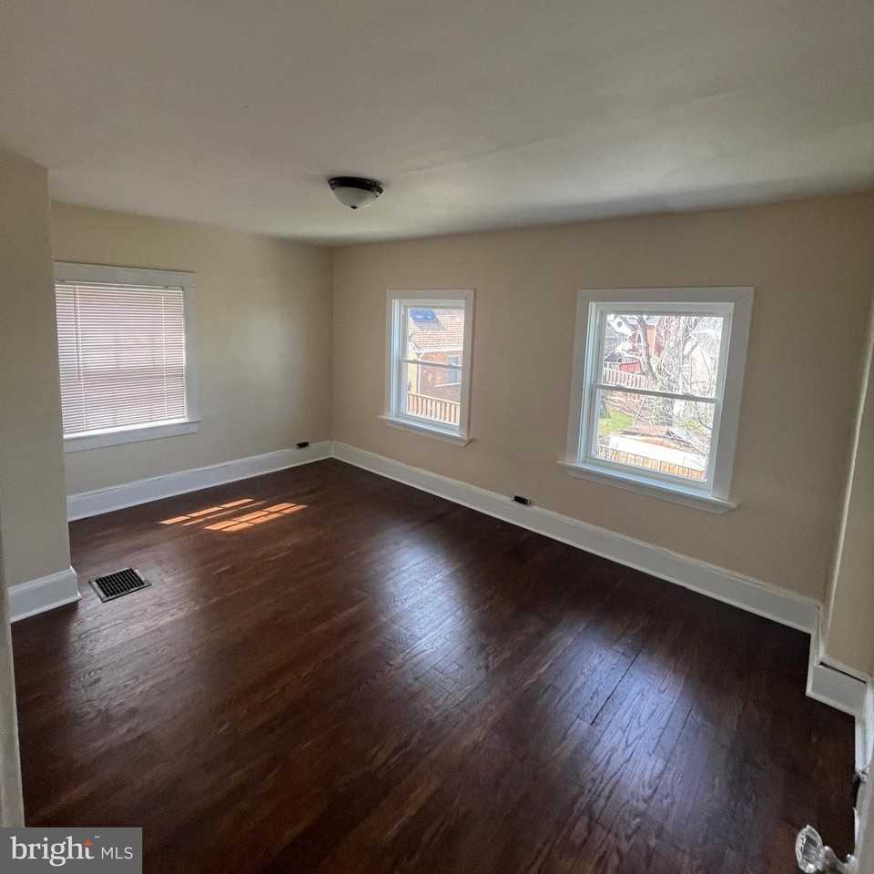 609 Smithfield Ave - Photo 5 of 18