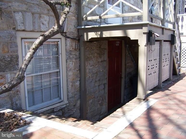 403-APT. A BRADDOCK Street S unit: Apt A - Photo 2 of 15