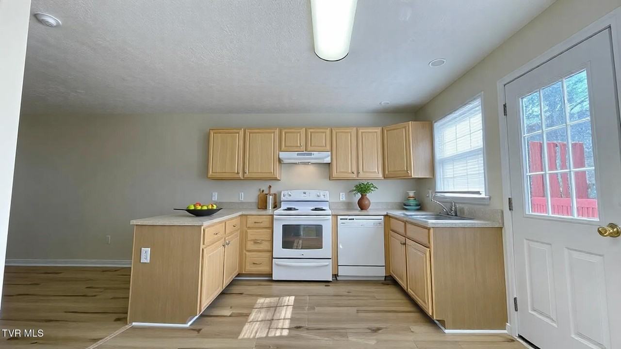 801 Magnolia Ext Apt 5 - Photo 3 of 10