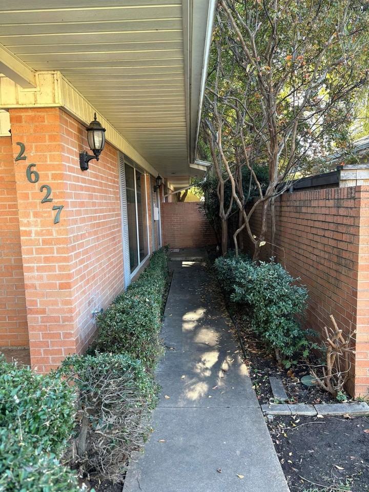 2627 Bretton Rd - Photo 2 of 27